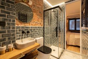 łazienka z umywalką i przeszkloną kabiną prysznicową w obiekcie Arechaga AC by Staynnapartments w mieście Bilbao