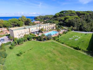 een luchtzicht op een resort met een grote tuin bij Hotel Le Acacie in Capoliveri