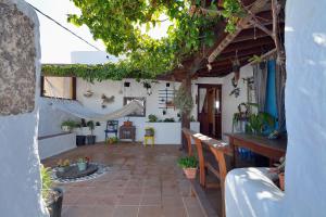 - patio z hamakiem w domu w obiekcie BAJO EL VOLCÁN Rural Villa Canaria w mieście Montaña Blanca