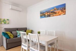 una sala de estar con una mesa y un sofá en Justino Triana Central by Valcambre, en Sevilla