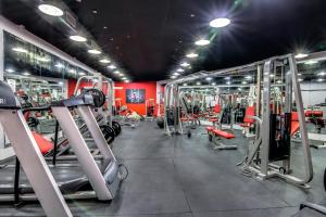 een fitnessruimte met meerdere rijen loopvlakken bij Oceanview studio - on beach, gym, bars, and free parking! in Miami Beach