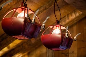 drei rote Laternen hängen an einer Wand in der Unterkunft Chalet La Grange à Germaine - Propriétés Mont Amour in Avoriaz