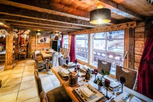 アヴォリアーズにあるChalet La Grange à Germaine - Propriétés Mont Amourのダイニングルーム(テーブル、椅子付)、電車窓