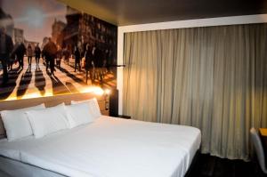 Cama ou camas em um quarto em Novotel Curitiba Batel