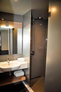 Um banheiro em Novotel Curitiba Batel