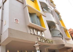 un edificio con un cartel que lee revisión de reyes en Sannidhi Service Apartments, en Tirupati