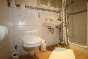 un baño con inodoro y lavabo en Fewo Spiaggia - Gästehaus Kön, en Zeltingen-Rachtig 36 fotos más