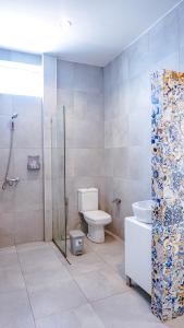 ein Badezimmer mit Toilette, Dusche und Waschbecken in der Unterkunft U pool villa Huahin in Hua Hin