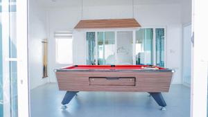 einen roten Billardtisch in einem Zimmer mit Spiegel in der Unterkunft U pool villa Huahin in Hua Hin
