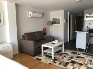 uma sala de estar com um sofá e uma mesa em Be Oporto Apartments Clérigos no Porto