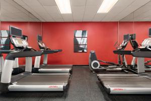 Fitness centrum a/nebo fitness zařízení v ubytování Radisson Hotel Seattle Airport