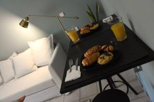 stół z talerzem jedzenia i soku pomarańczowego w obiekcie City Life Apartments #3 w mieście Janina