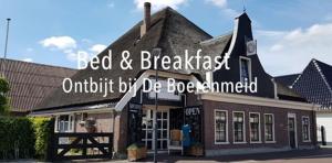 een gebouw met een bord dat leest bed and breakfast buitenpost door diebe worden geïntimideerd bij Ontbijt bij De Boerenmeid in Hoogwoud