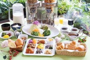 una mesa cubierta con platos de comida y tazones de comida en Hotel Awina Osaka, en Osaka