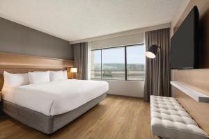 Postel nebo postele na pokoji v ubytování Radisson Hotel Seattle Airport