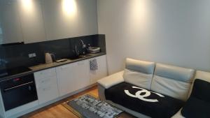 salon z kanapą i kuchnią w obiekcie Apartament Kewin w Gdańsku