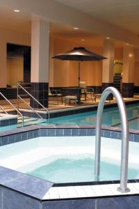 - une piscine avec un parasol dans une chambre d'hôtel dans l'établissement Lord Elgin Hotel, à Ottawa