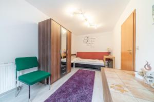 een kamer met een slaapkamer met een bed en een stoel bij Private Rooms in Hannover