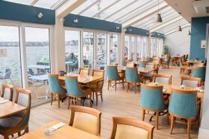 Restaurant o un lloc per menjar a WatersEdge Hotel