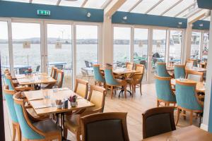 Restaurant o un lloc per menjar a WatersEdge Hotel