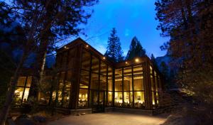 una casa de cristal en el bosque por la noche en Yosemite Valley Lodge en Yosemite Village