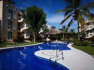 a swimming pool in front of a building at Marina Independence - Dpto K-01 in Acapulco