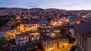vista sulla città di notte di Fauna Hotel a Valparaíso