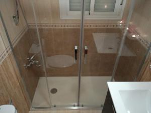 A bathroom at Atiko La Vista