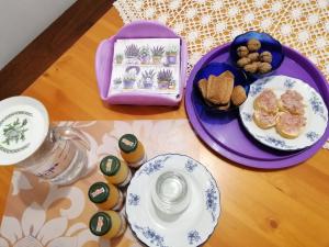 チンゴリにあるAmor di Lavandaの食器一皿とクッキーのトレイ