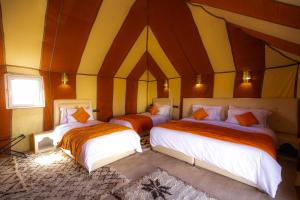 Postel nebo postele na pokoji v ubytování Dunes Luxury Camp