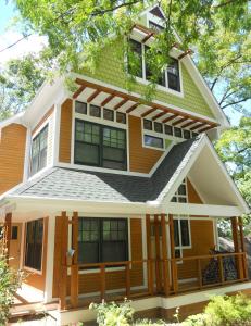 una casa amarilla con techo blanco en Baxter House Bed & Breakfast and Apartment en Ann Arbor