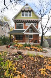 una casa grande con un árbol delante en Baxter House Bed & Breakfast and Apartment en Ann Arbor