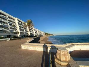 vistas a una playa con un edificio y al océano en Llevant - Vistas espectaculares, en Sant Pol de Mar