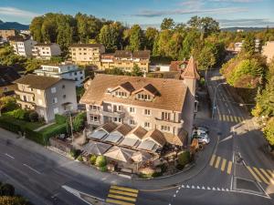 una vista sul tetto di una casa in una città di feRUS Hotel a Lucerna