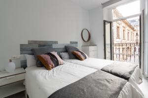 A bed or beds in a room at Belgrano Beach & Oldtown by Beauty Rentals