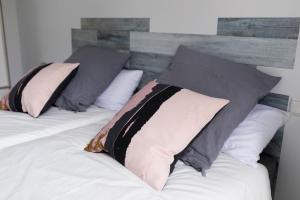 A bed or beds in a room at Belgrano Beach & Oldtown by Beauty Rentals
