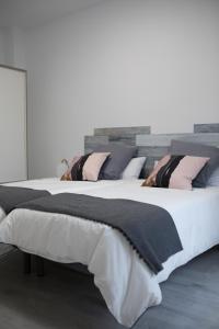A bed or beds in a room at Belgrano Beach & Oldtown by Beauty Rentals