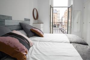 A bed or beds in a room at Belgrano Beach & Oldtown by Beauty Rentals