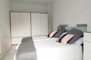 A bed or beds in a room at Belgrano Beach & Oldtown by Beauty Rentals
