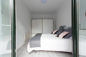 A bed or beds in a room at Belgrano Beach & Oldtown by Beauty Rentals