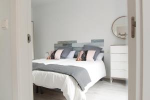 A bed or beds in a room at Belgrano Beach & Oldtown by Beauty Rentals