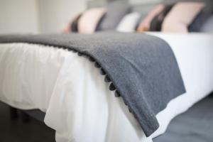 A bed or beds in a room at Belgrano Beach & Oldtown by Beauty Rentals