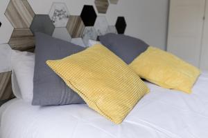 A bed or beds in a room at Belgrano Beach & Oldtown by Beauty Rentals