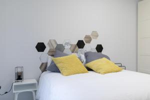 A bed or beds in a room at Belgrano Beach & Oldtown by Beauty Rentals