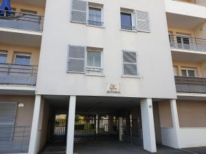 Το κτήριο όπου στεγάζεται  το διαμέρισμα