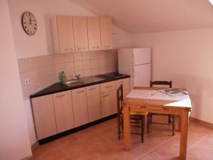 Kuchyň nebo kuchyňský kout v ubytování Apartmani "Jadran"