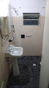 a bathroom with a sink and a mirror at casa a 2 cuadras de costanera carlos paz in Villa Carlos Paz