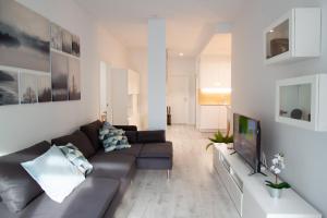 A television and/or entertainment centre at Belgrano Beach & Oldtown by Beauty Rentals