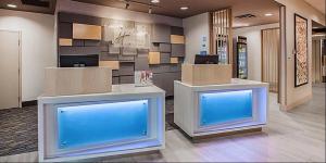 eine Lobby mit zwei großen Aquarien in einem Gebäude in der Unterkunft Holiday Inn Express & Suites - Greenville - Taylors, an IHG Hotel in Greenville