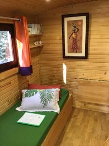 Кровать или кровати в номере Des roulottes en Provence +19 фотографий